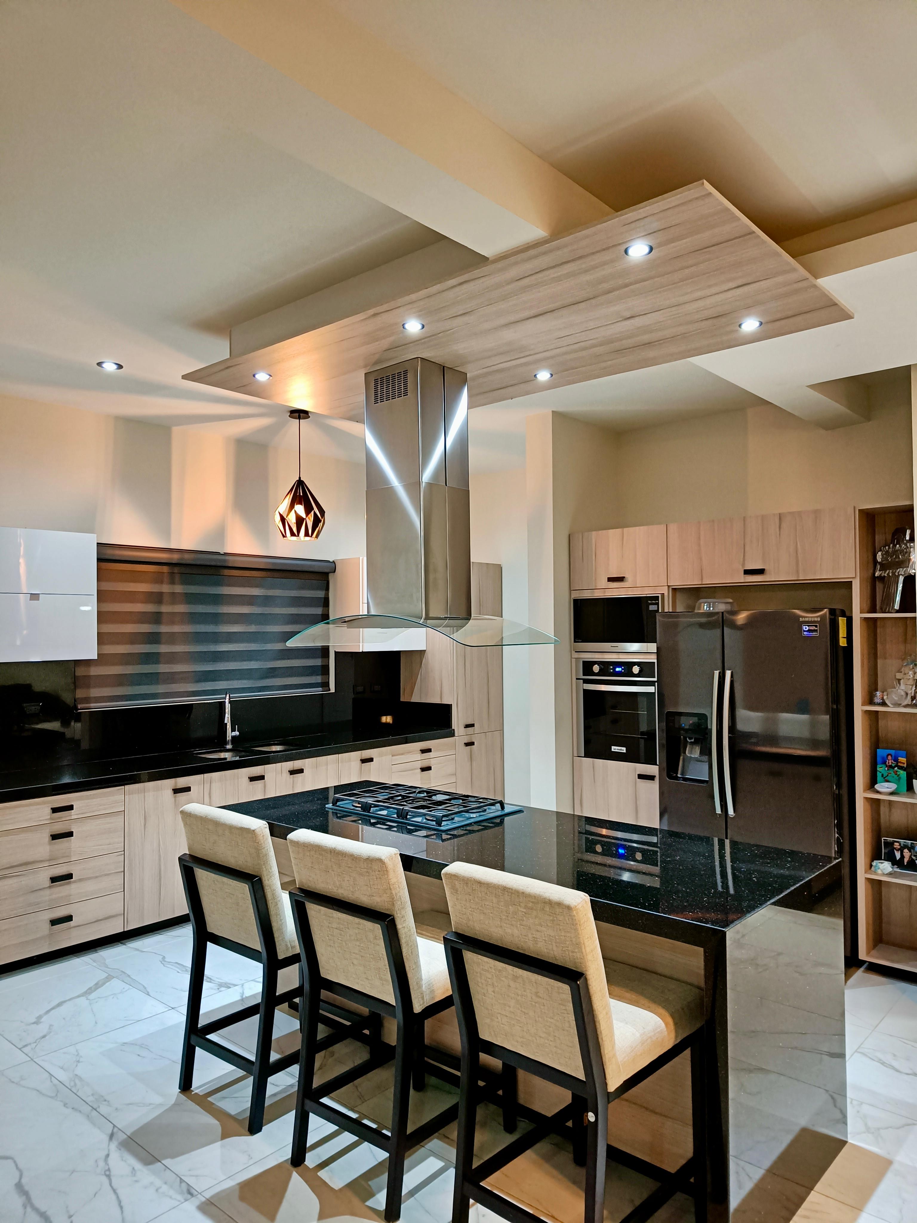 Cocina a medida con isla central — Proyectos Catalá Torreón